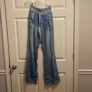 Light weight wide leg pants. Brand Rewash